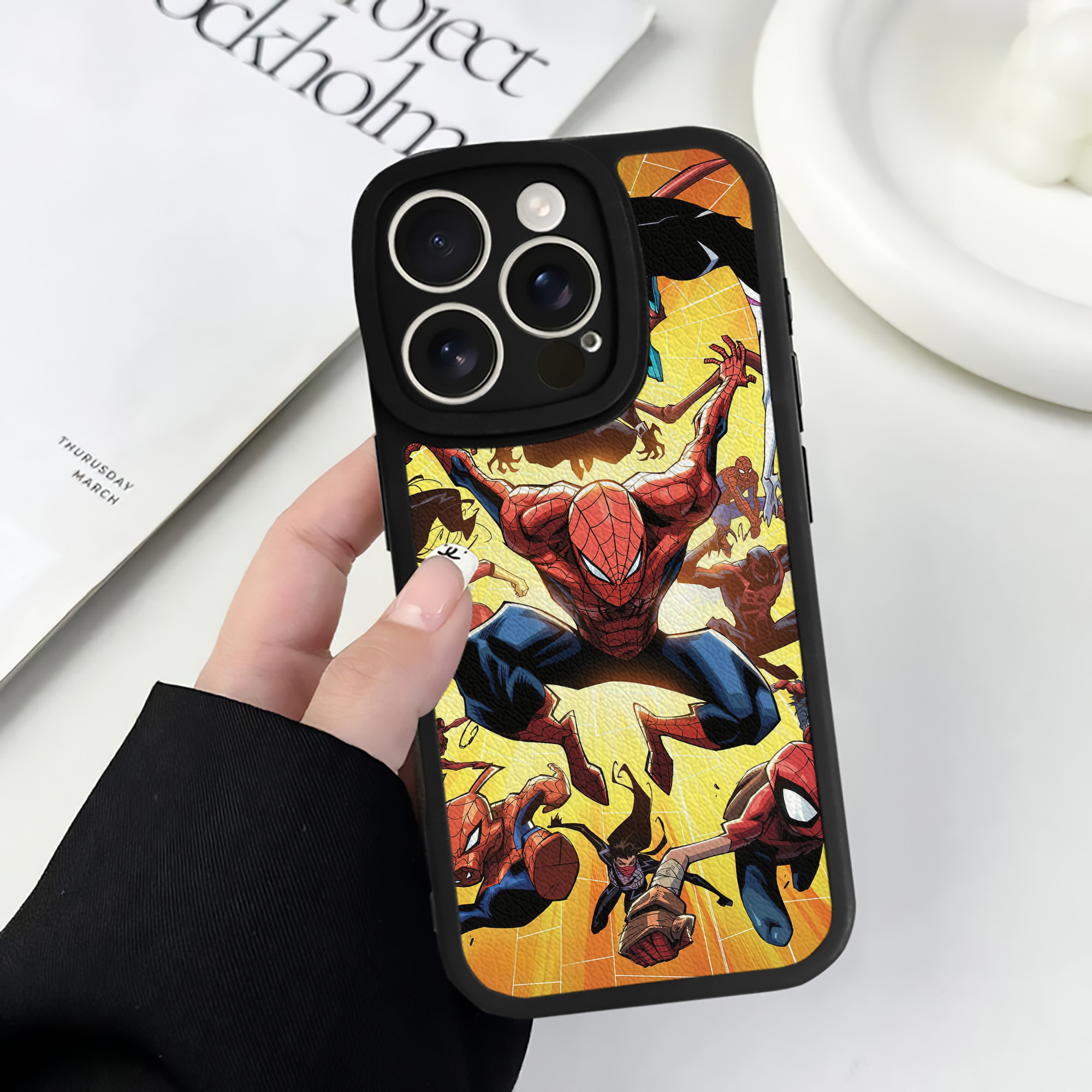 （画像用） Spider Man スパイダーマン 【iPhone 16シリーズ対応】シリコンスマホケース（レザー調） 材質：シリコン